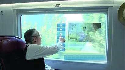 青岛造智慧列车惊艳世界 车窗变成显示屏 - 数